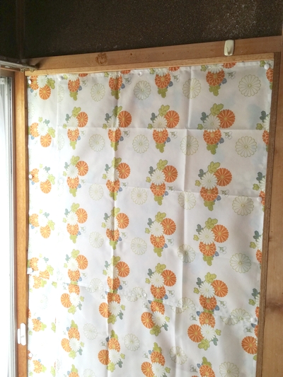 100円風呂敷で壁紙の代わりに