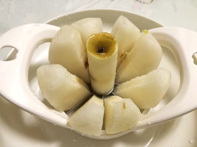 ダイソー リンゴカッターで梨を切る